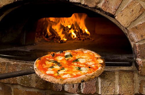 Pizza cotta con forno a legna